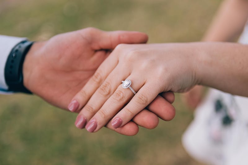 Railys Bespoke Diamonds - engagement ring with lab-grown diamond